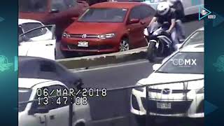 Presuntos ladrones intentan huir en CDMX pero derrapan en moto y son capturados [upl. by Gladstone]